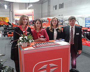 Галина Кочергина (вторая справа)